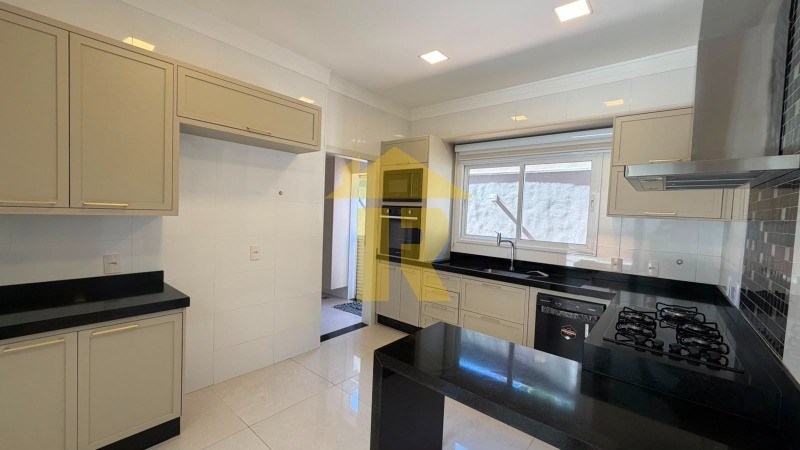 Casa de Condomínio com 3 quartos à venda, 300m² — foto 14 de 49