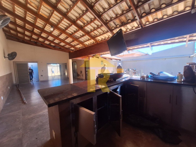 Casa com 3 quartos à venda e aluguel, 380m² — foto 13 de 29