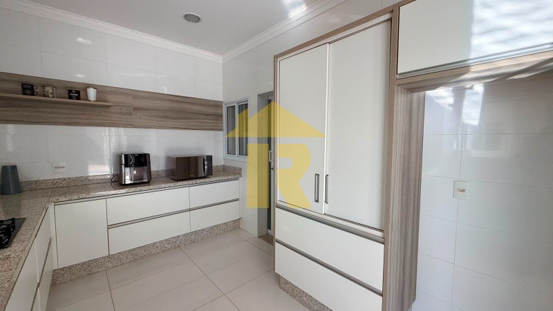 Casa de Condomínio com 3 quartos à venda, 240m² — foto 10 de 42