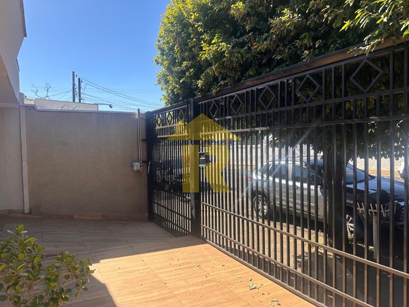 Casa com 4 quartos à venda e aluguel, 166m² — foto 2 de 32