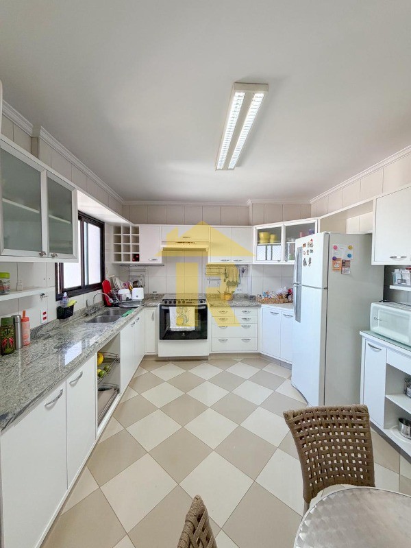 Apartamento com 3 quartos à venda, 157m² — foto 14 de 23
