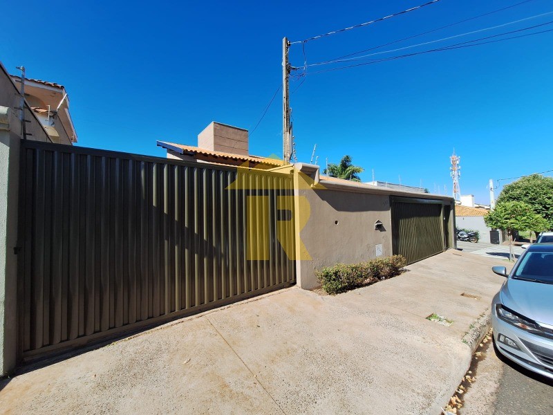 Casa com 3 quartos à venda e aluguel, 380m² — foto 2 de 29