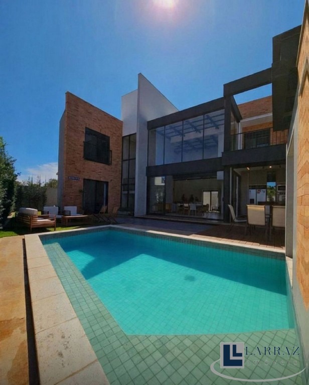 Casa, 4 quartos, 319 m² - Foto 1