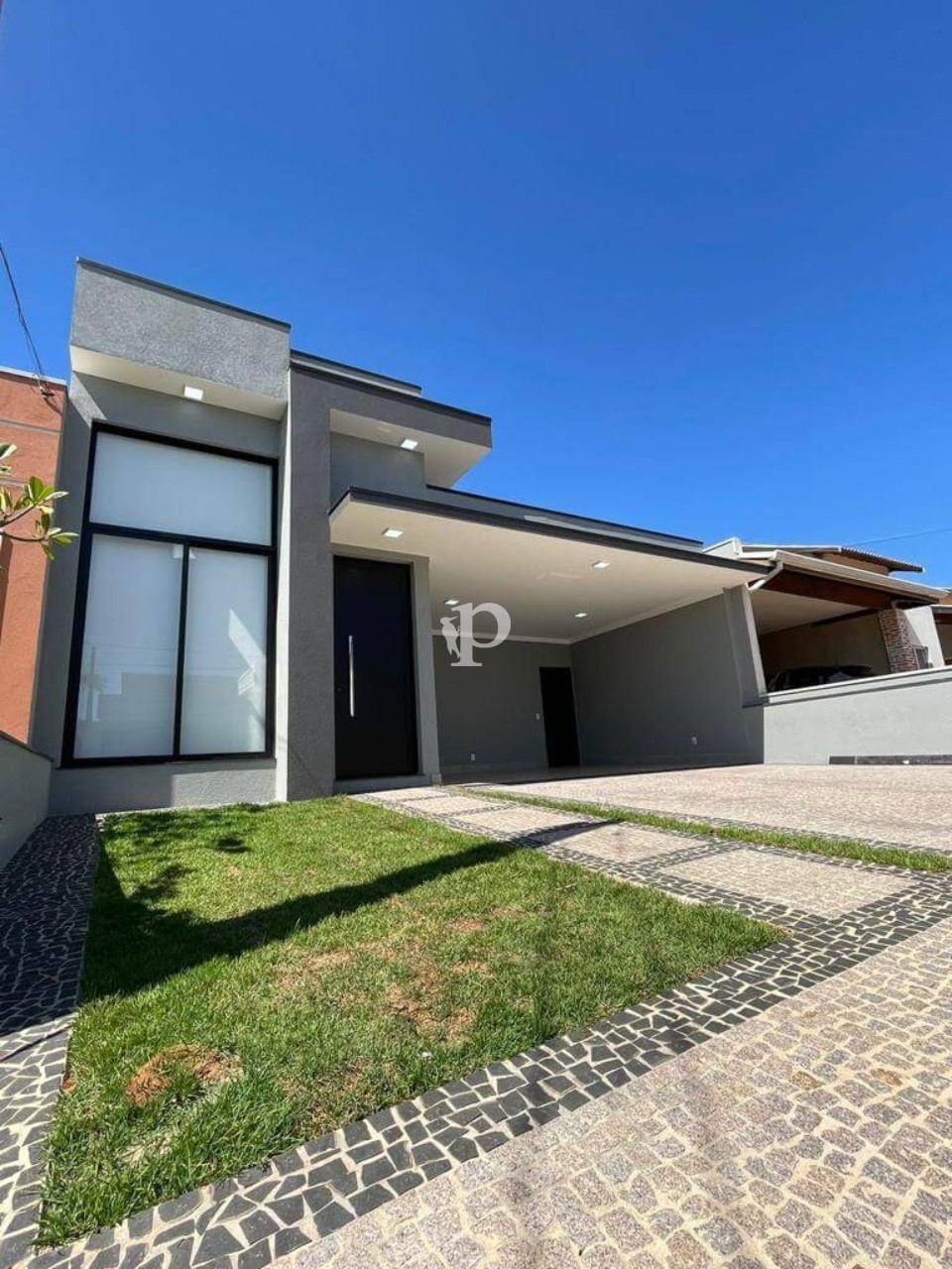 Casa à venda com 3 quartos, 300m² - Foto 1