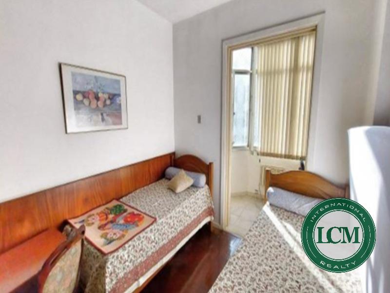 Apartamento de 180 metros com 3 dormitórios muito bem localizado