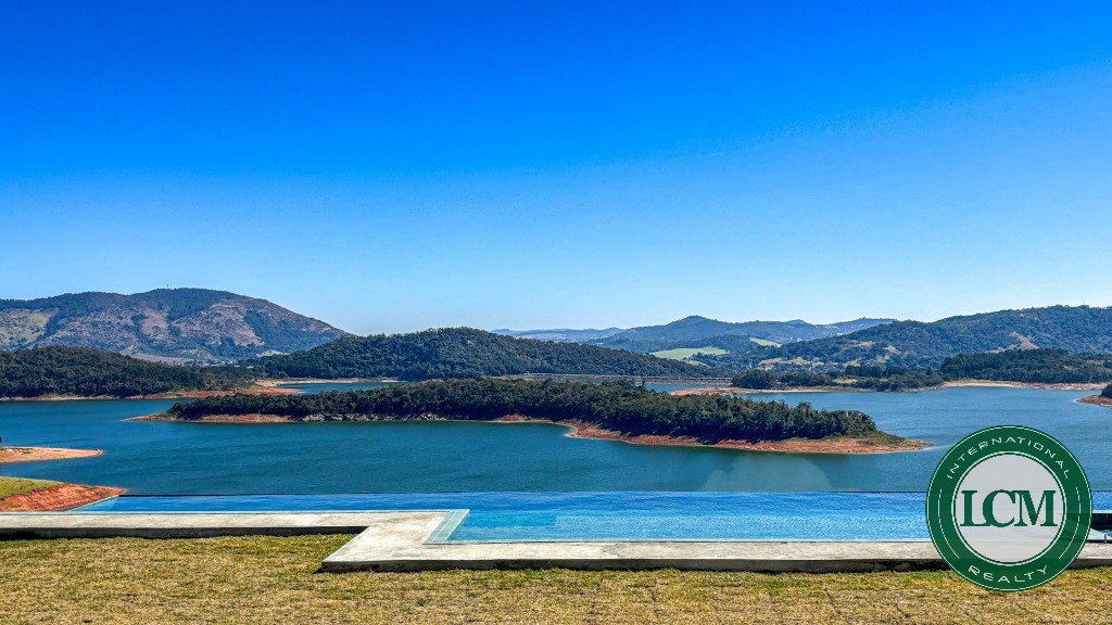 Casa à Venda em Bragança Paulista com Vista para a Represa