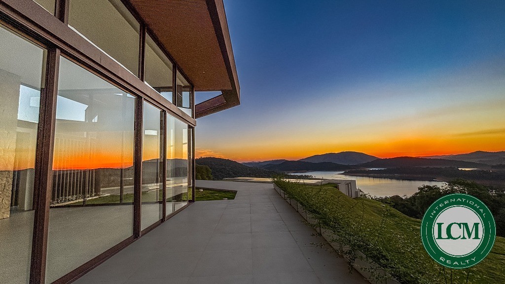 Casa à Venda em Bragança Paulista com Vista para a Represa