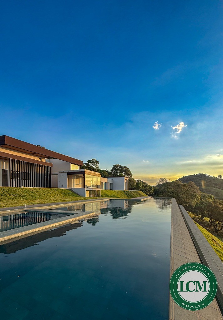 Casa à Venda em Bragança Paulista com Vista para a Represa
