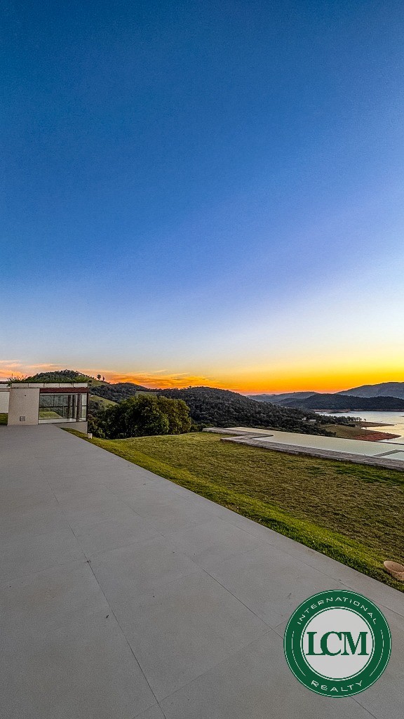 Casa à Venda em Bragança Paulista com Vista para a Represa