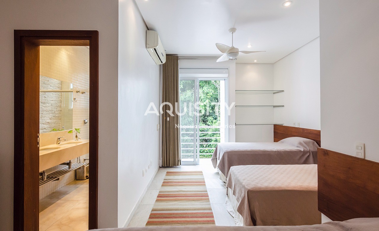 Belíssima casa a venda na praia do Iporanga Guarujá, 5 suítes, piscina com deck, salão de jogos, lareira