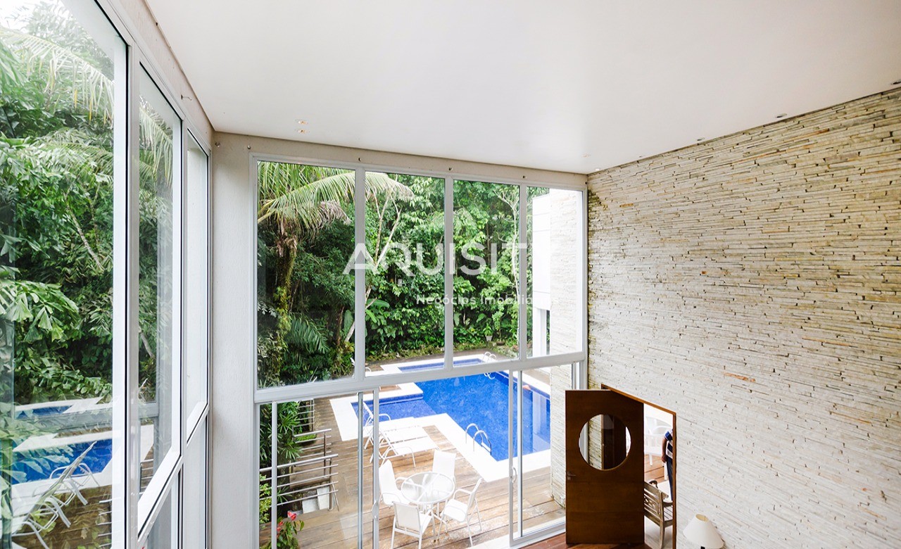 Belíssima casa a venda na praia do Iporanga Guarujá, 5 suítes, piscina com deck, salão de jogos, lareira