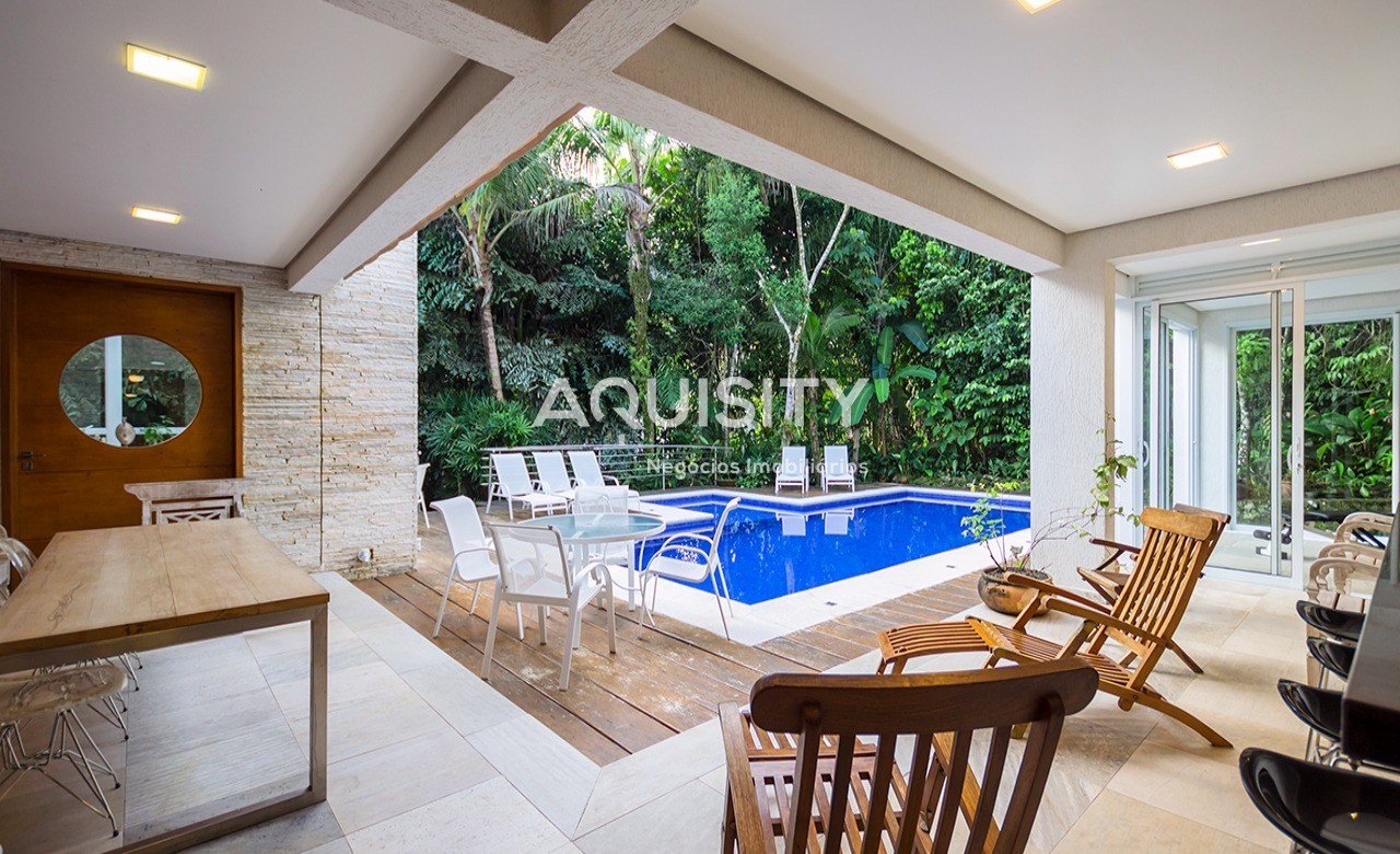 Belíssima casa a venda na praia do Iporanga Guarujá, 5 suítes, piscina com deck, salão de jogos, lareira
