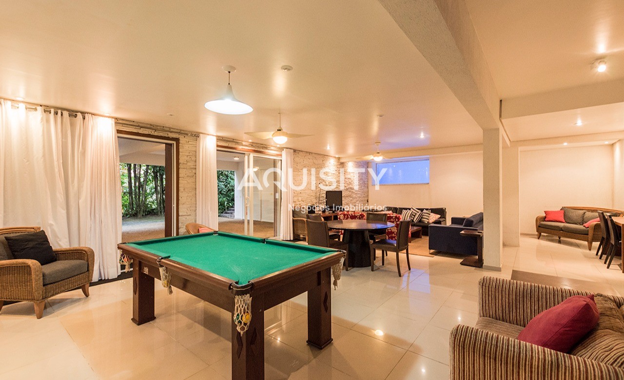 Belíssima casa a venda na praia do Iporanga Guarujá, 5 suítes, piscina com deck, salão de jogos, lareira