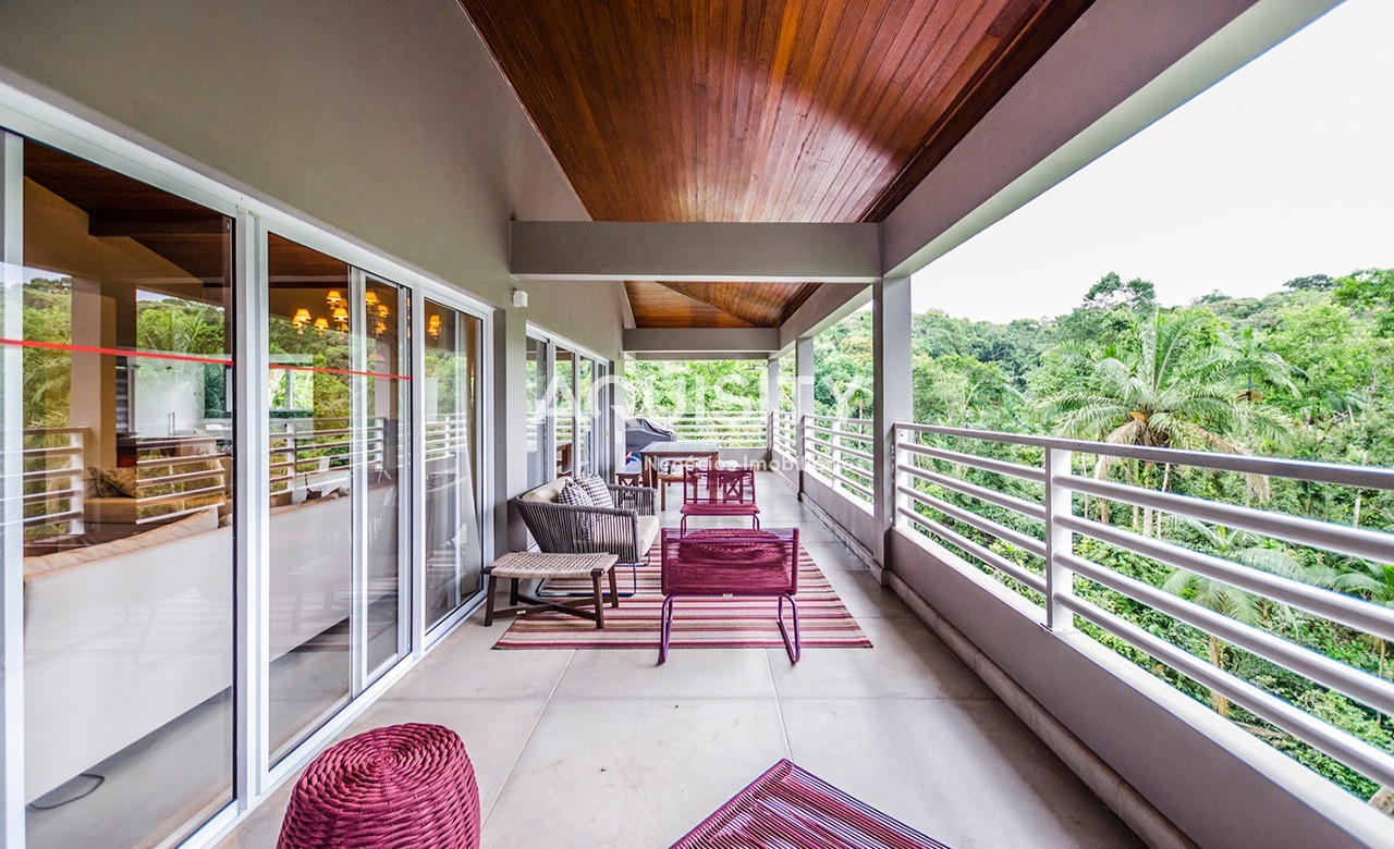 Casa de alto padrão a venda no condomínio Sítio São Pedro Iporanga, Guarujá, com 450m2 de área útil.