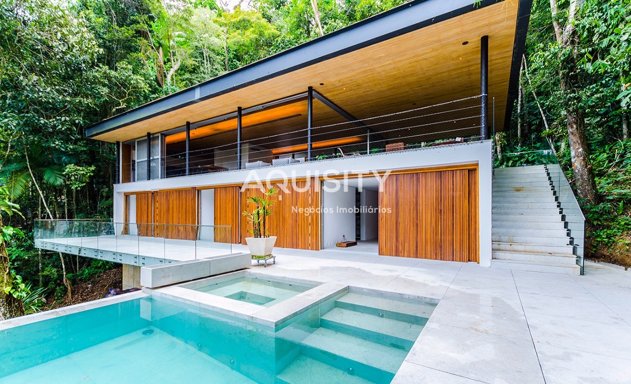 Casa de alto padrão decorada e mobiliada a venda no condomínio Sítio São Pedro Guarujá, com 550m2 de área útil.