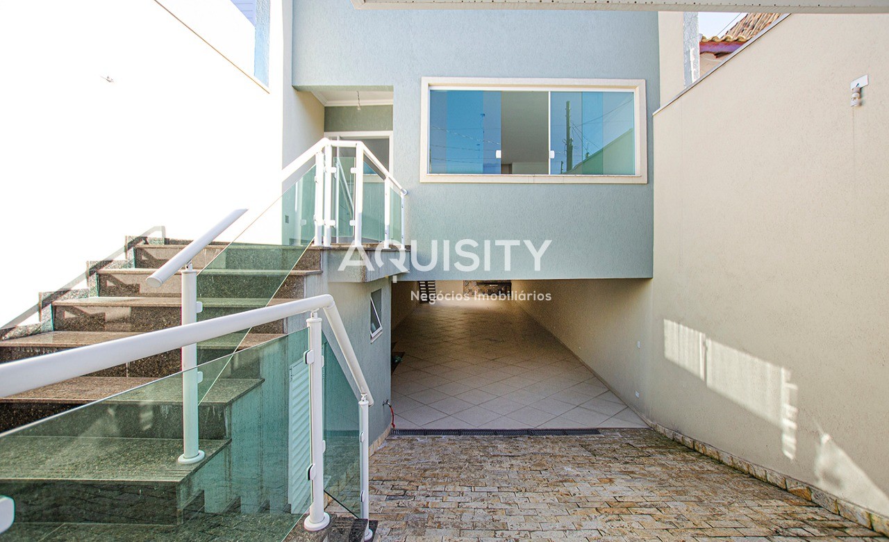Casa Assobradada à Venda na Mooca, 4 dormitórios s sendo 2 suítes, 7 vagas de garagem, sala bem iluminada, cozinha ampla, piso de porcelanato.
