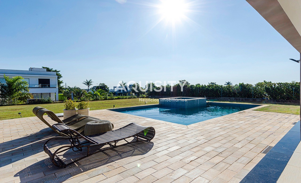 Casa à venda no Portal Japy Golf Club, 389,60m², 4 dormitórios sendo 3 suítes, campo de Golf, piscina, 3 vagas garagem