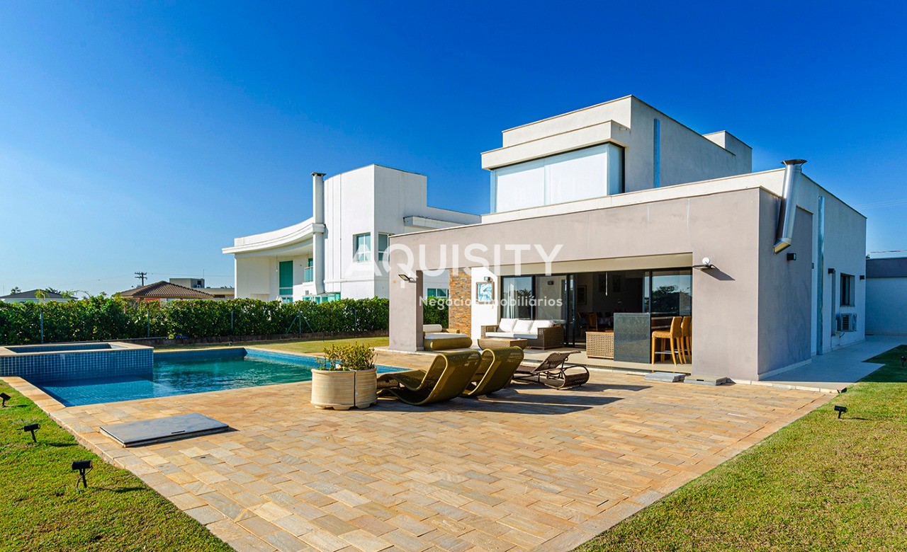 Casa à venda no Portal Japy Golf Club, 389,60m², 4 dormitórios sendo 3 suítes, campo de Golf, piscina, 3 vagas garagem