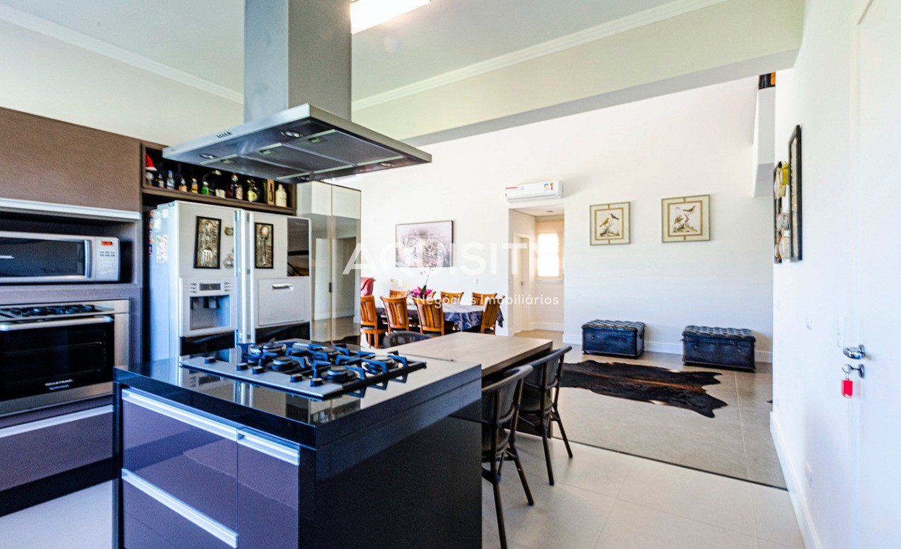 Casa à venda no Portal Japy Golf Club, 389,60m², 4 dormitórios sendo 3 suítes, campo de Golf, piscina, 3 vagas garagem