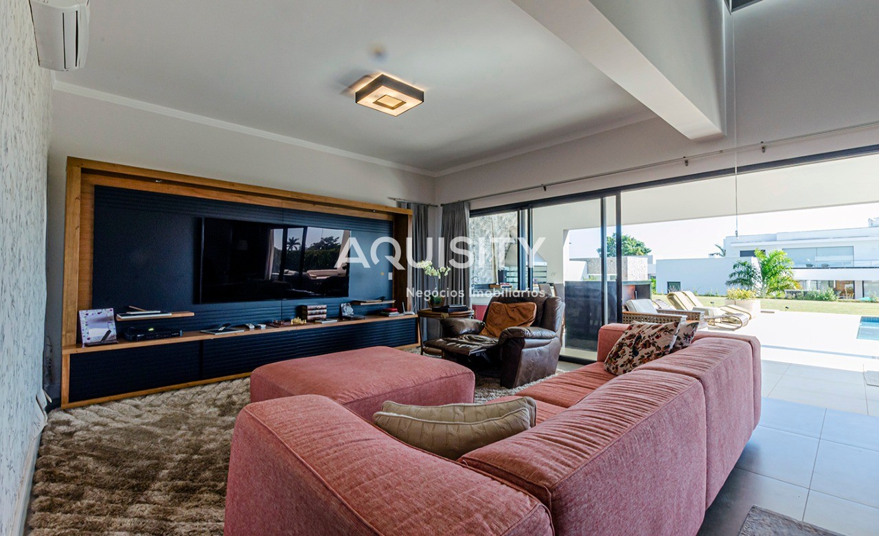 Casa à venda no Portal Japy Golf Club, 389,60m², 4 dormitórios sendo 3 suítes, campo de Golf, piscina, 3 vagas garagem