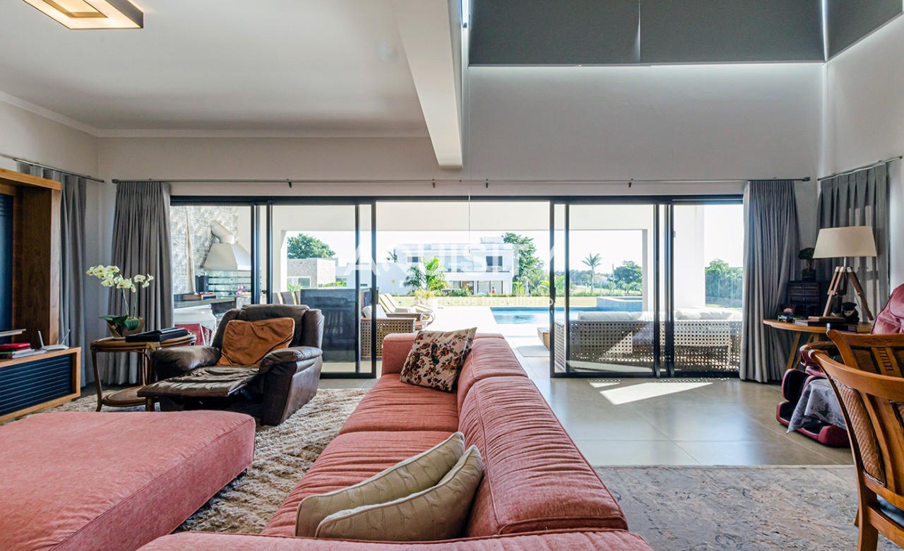 Casa à venda no Portal Japy Golf Club, 389,60m², 4 dormitórios sendo 3 suítes, campo de Golf, piscina, 3 vagas garagem