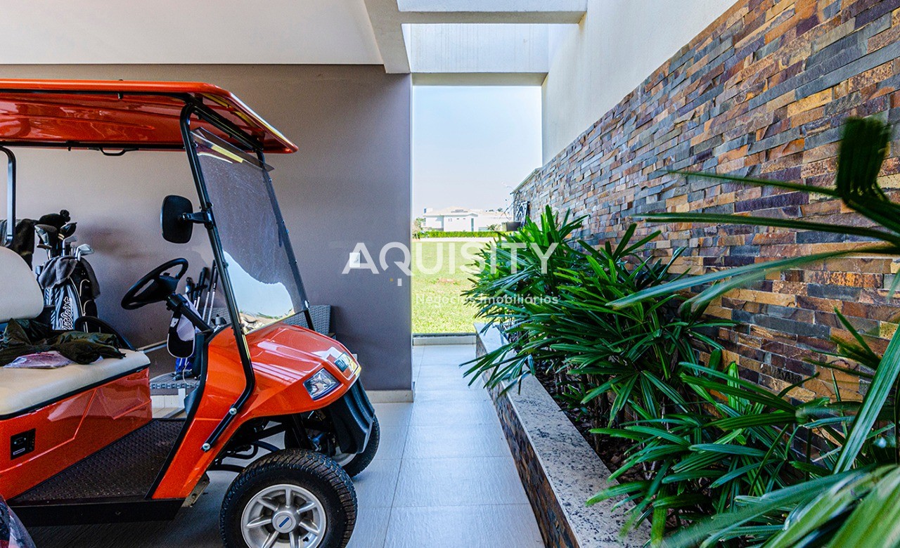 Casa à venda no Portal Japy Golf Club, 389,60m², 4 dormitórios sendo 3 suítes, campo de Golf, piscina, 3 vagas garagem