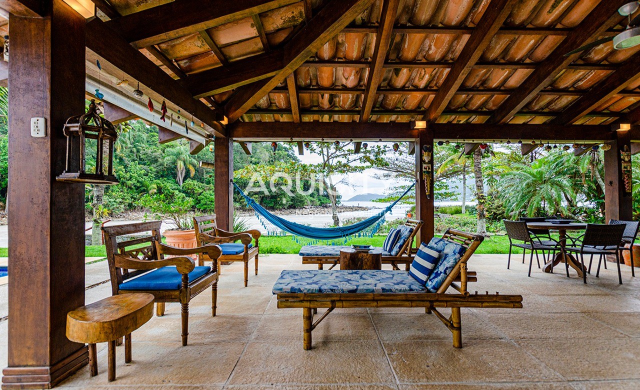 Belíssima pé na areia à venda na praia do Iporanga Guarujá, 6 suítes, piscina com deck!