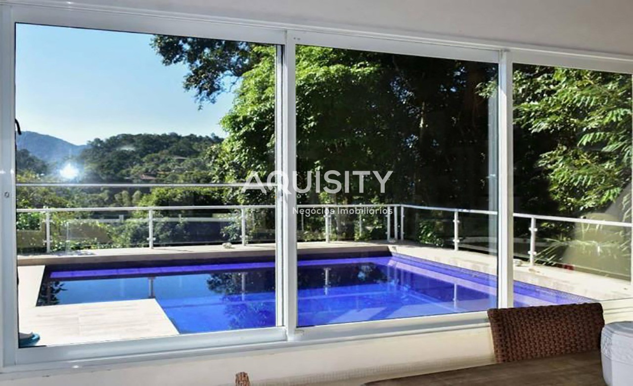 Casa com piscina à venda no condomínio Praia de São Pedro, Guarujá, 6 vagas, 4 dormitórios.