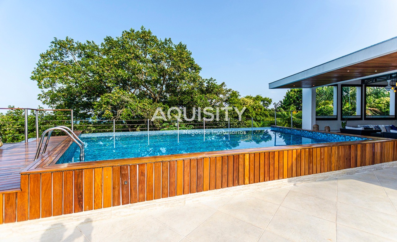 Casa à venda em Iporanga Guarujá com vista para o mar, conforto, beleza e integração exclusiva com a natureza.