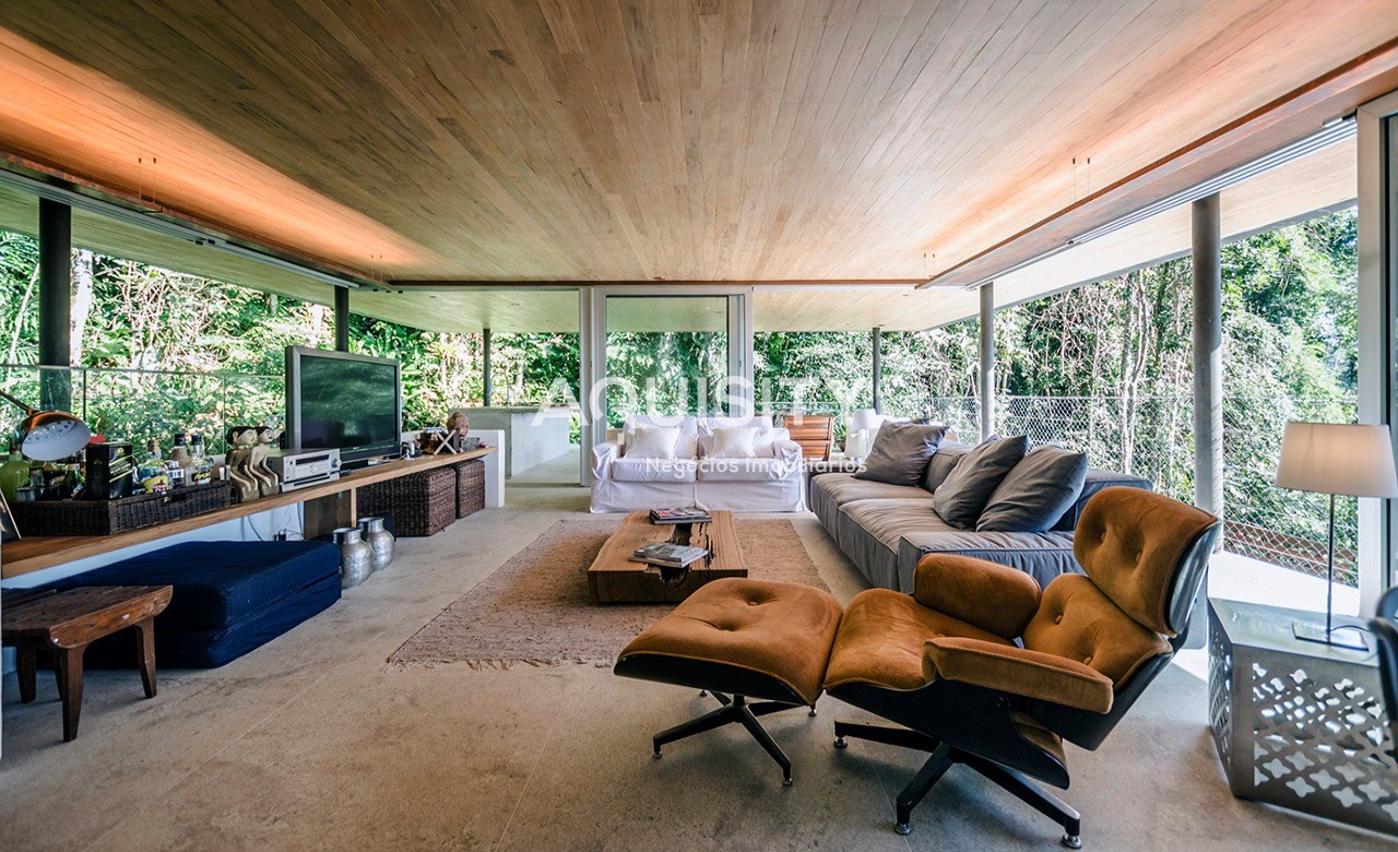 Casa de alto padrão decorada e mobiliada a venda no condomínio Sítio São Pedro Guarujá, com 550m2 de área útil.