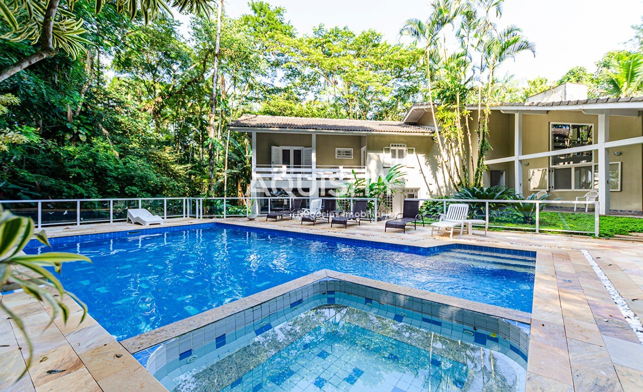 Casa a venda no condomínio Iporanga Guarujá, 6 dormitórios (2 suítes), piscina,, churrasqueira, 9 vagas de garagem.