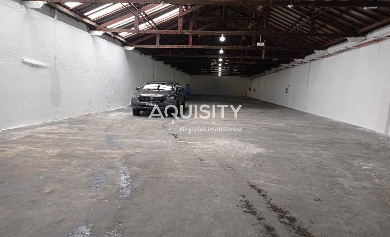 Galpão para Locação 800m² Quarta Parada - Entrada para Caminhões Pequenos, Banheiros, Vestiários, Pé Direito Alto e Espaço para Escritórios