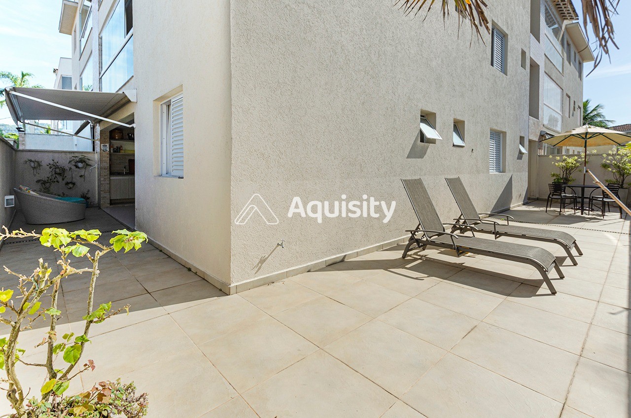 Apartamento Garden à venda 207m² Guarujá 3 suítes Sala 2 ambientes Varanda gourmet Quintal 3 vagas Cozinha americana Ar condicionado 60m da praia