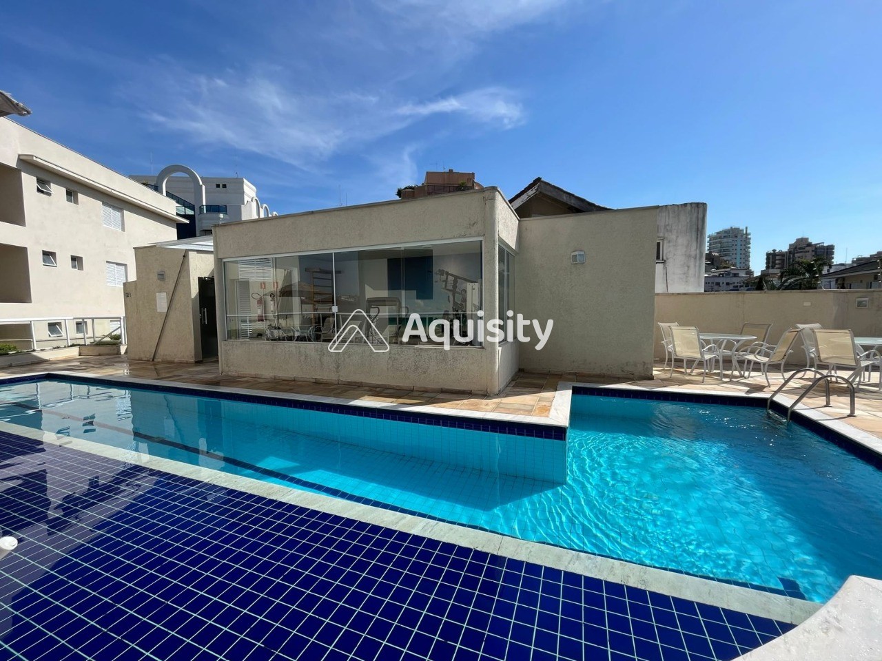 Apartamento Garden à venda 207m² Guarujá 3 suítes Sala 2 ambientes Varanda gourmet Quintal 3 vagas Cozinha americana Ar condicionado 60m da praia