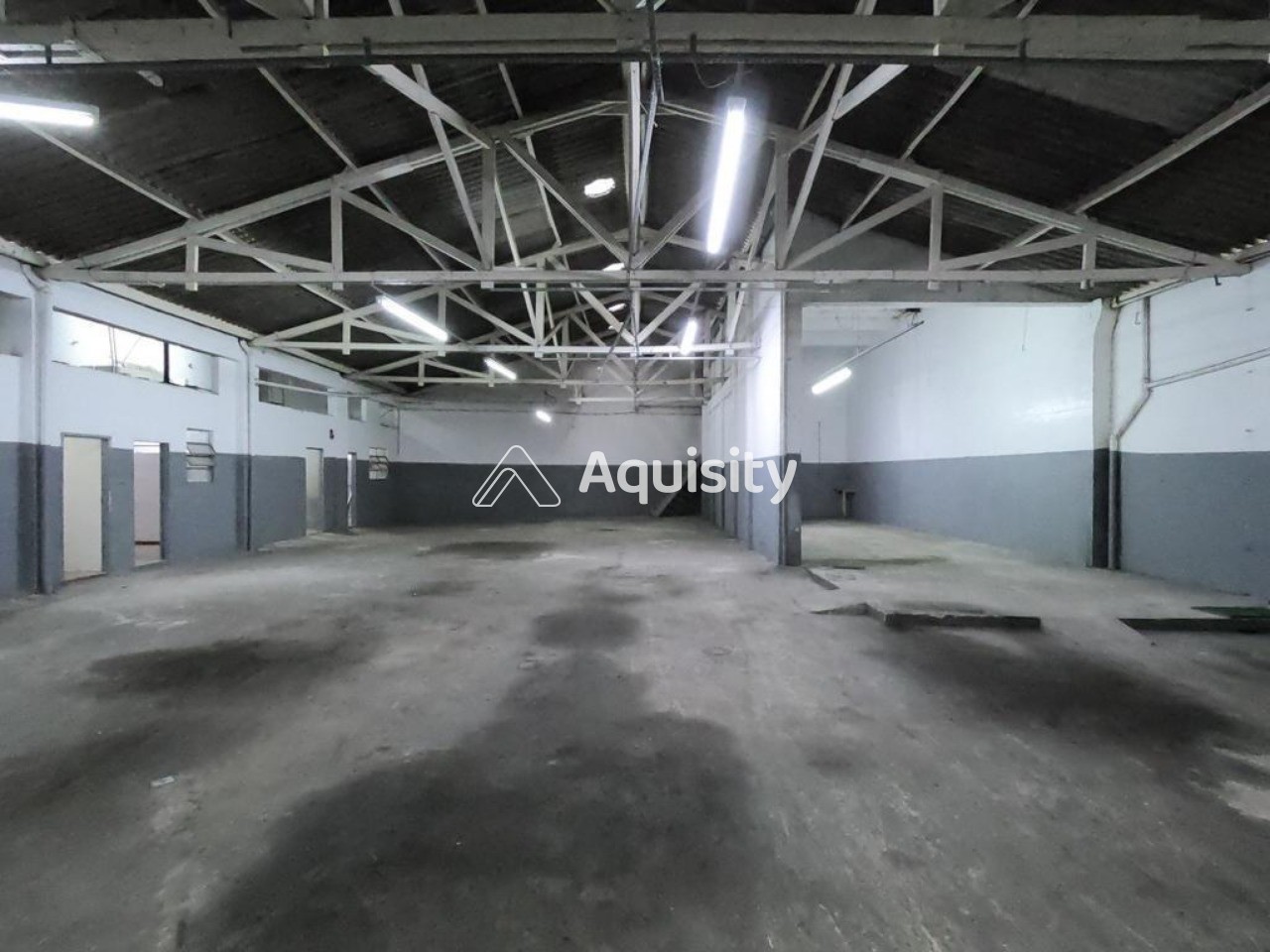 Galpão para Locação 1.760m² Belenzinho - Entrada para caminhões, Elevador de Carga, Energia Trifásica, 6 banheiros, refeitório, vão livre, vestiário