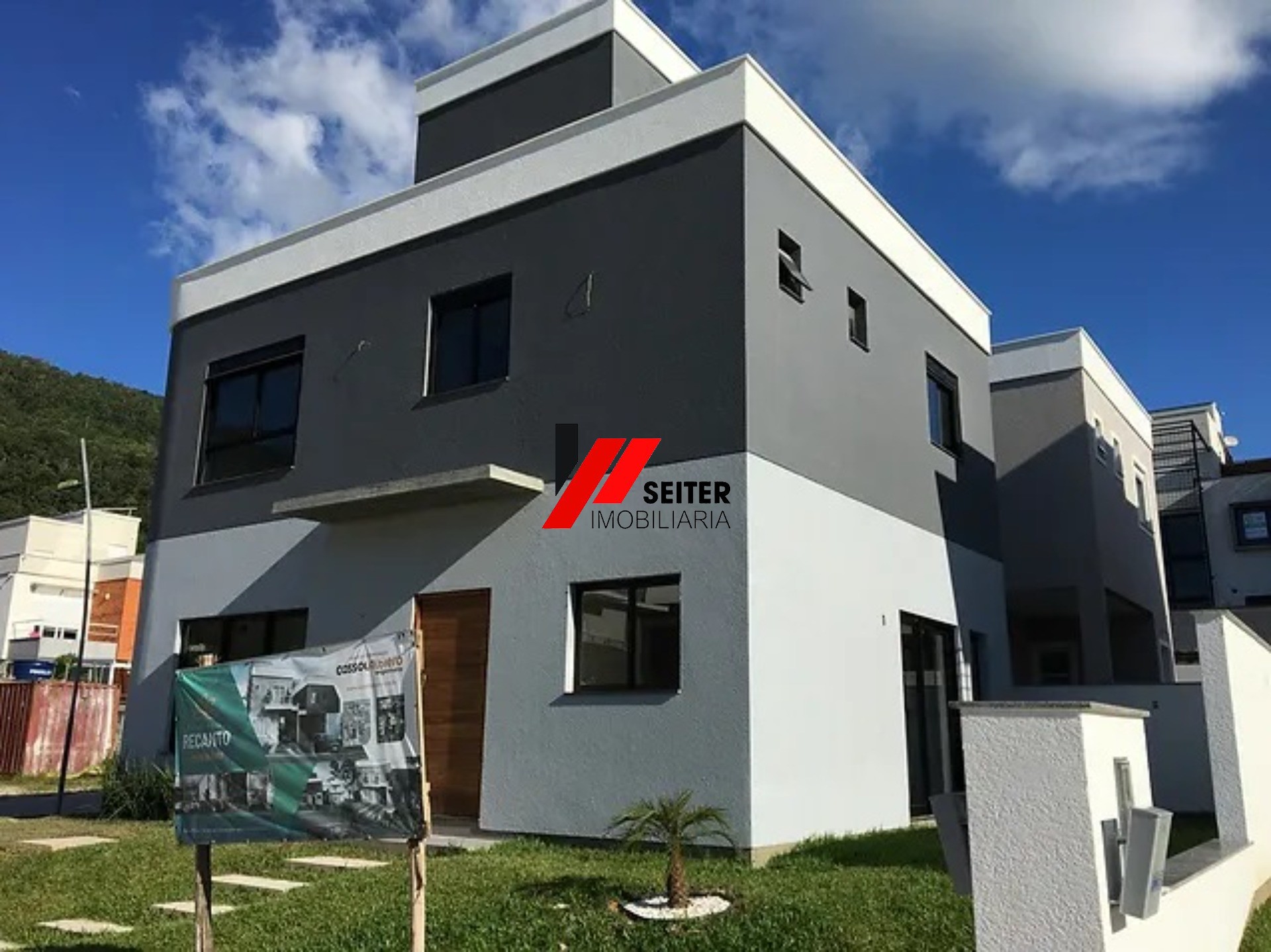 Casa a venda 3 dormitórios, sendo 3 suítes com 2 vagas de garagem em Localização privilegiada de santo Antônio de Lisboa