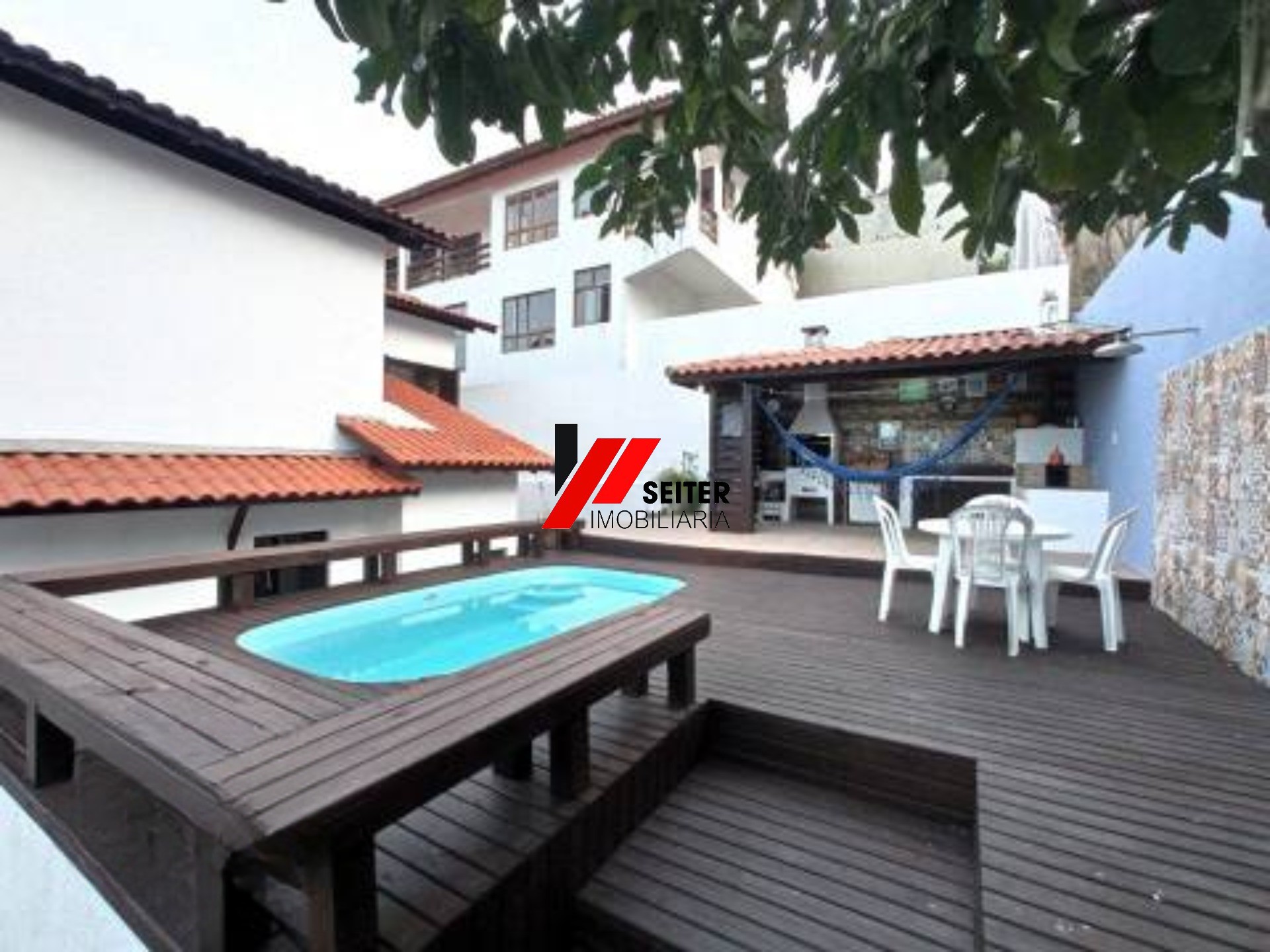 Casa com 3 dormitórios, sendo 1 suíte a venda, com área de 214,82m² Trindade
