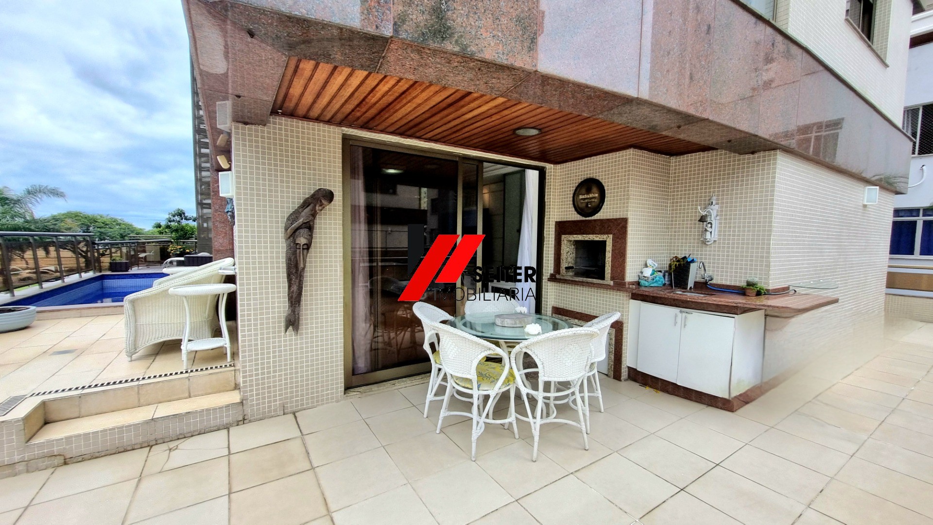 Apartamento garden com piscina à venda na Beira Mar de Florianópolis