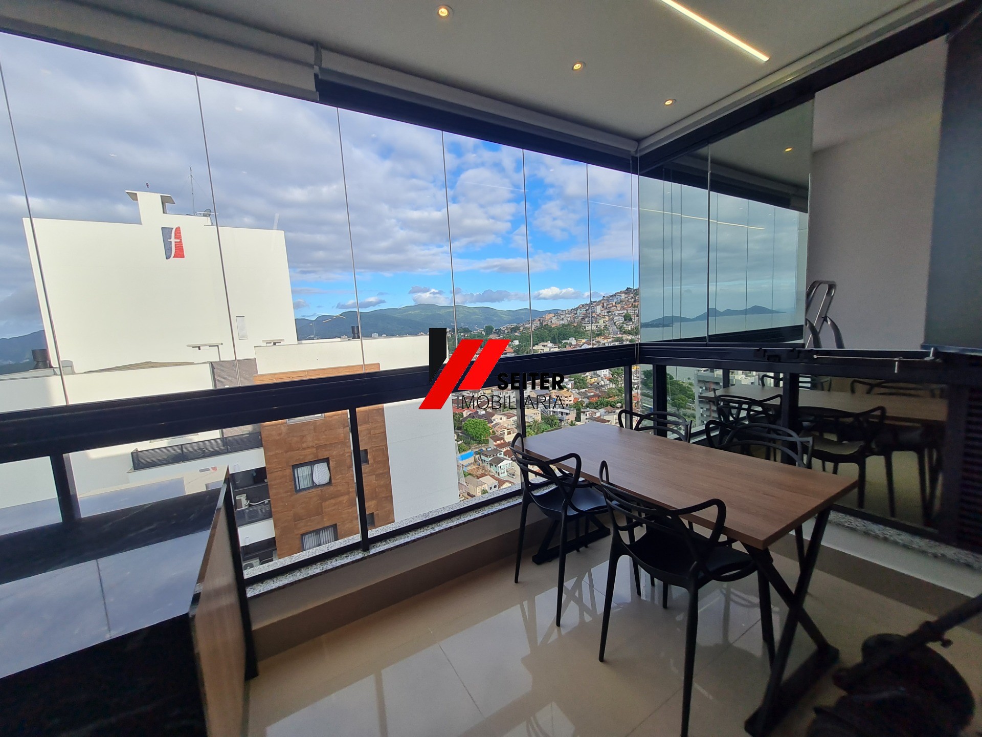 Apartamento de 3 dormitorios mobiliado a venda no bairro Agronomica em Florianopolis