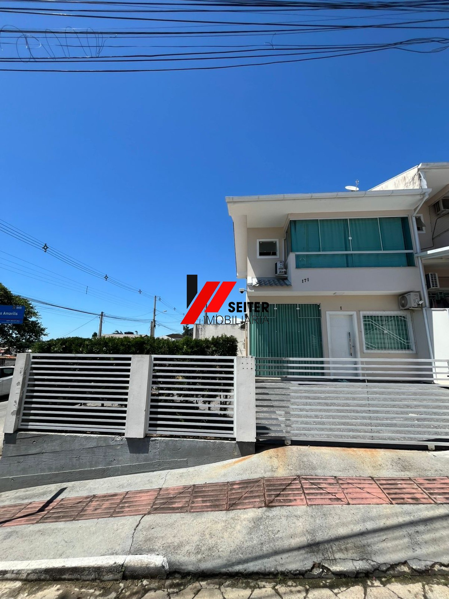 Casa duplex com 2 dormitórios com móveis planejados à venda no bairro Forquilhas em São José