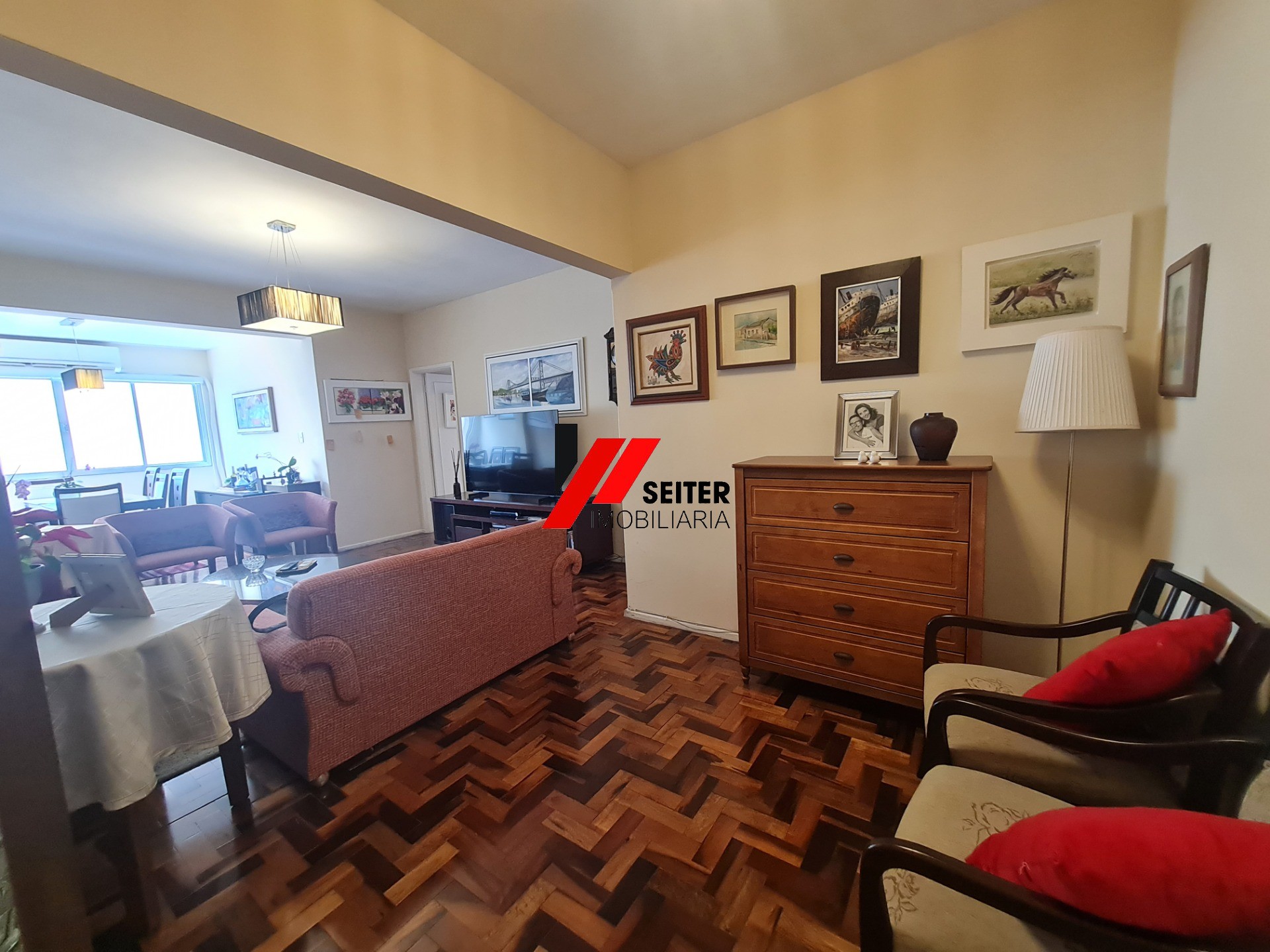 Apartamento de 3 dormitorios com suite a venda Centro Florianopolis com 144 metros privativos e vaga de garagem