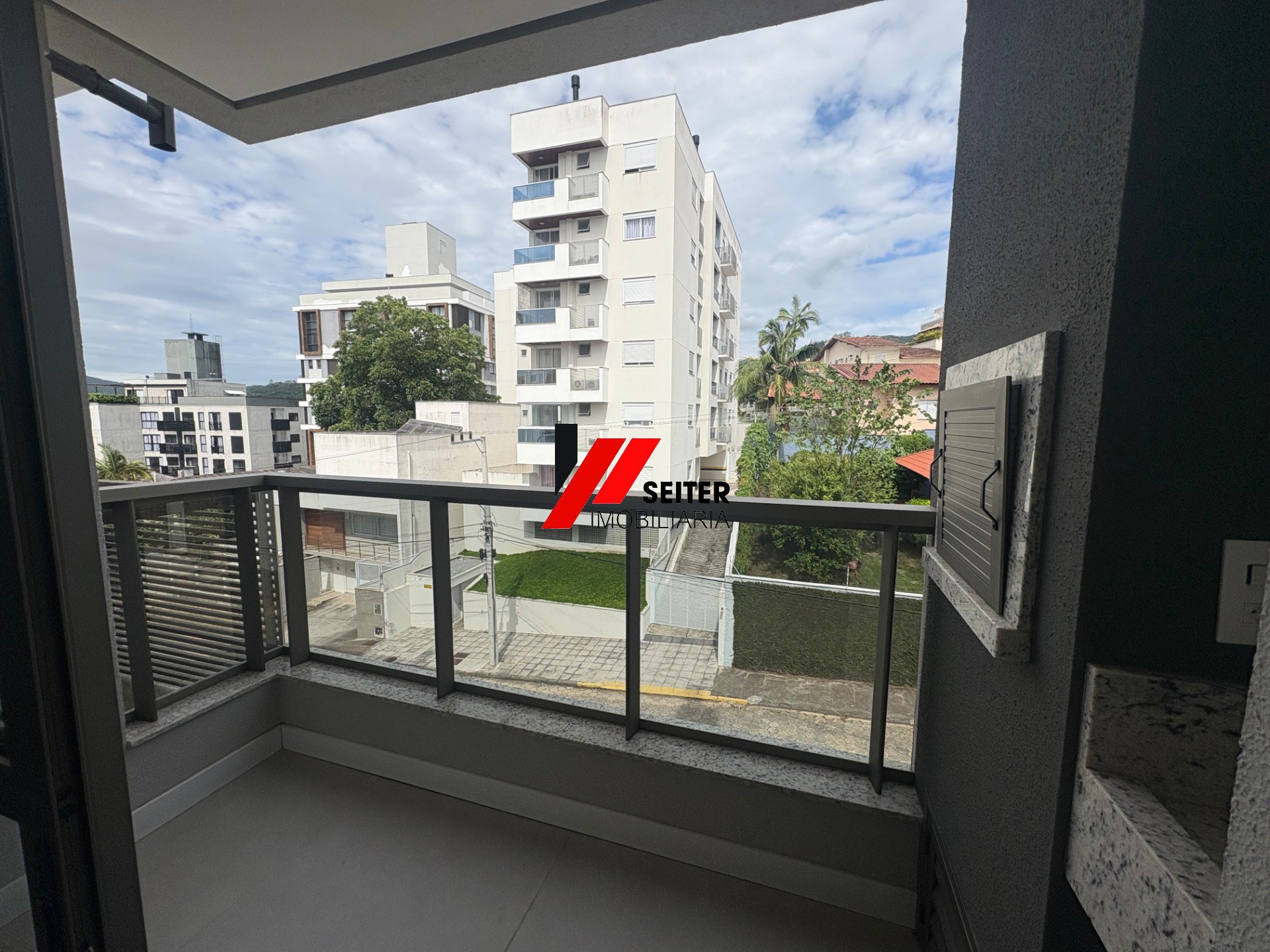 Apartamento novo de 3 dormitorios a venda proximo da UFSC no bairro Carvoeira