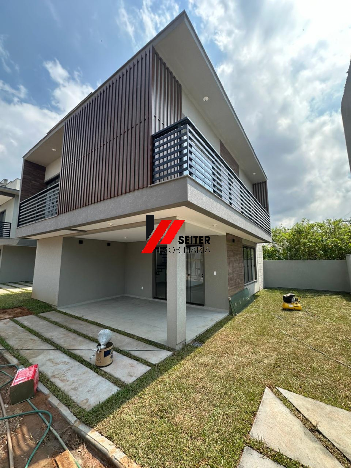 Casa à venda em Florianópolis-SC, bairro Campeche: 3 quartos, 2 suítes, 3 salas, 3 banheiros, 1 vaga de garagem, 182m² de área.