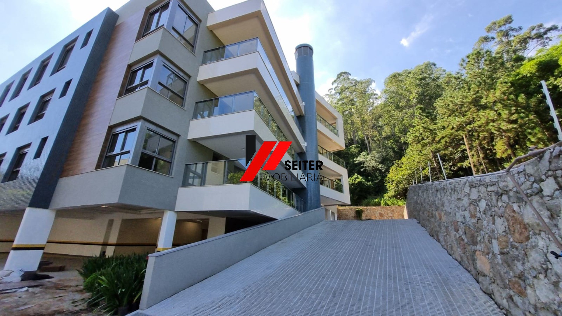 Apartamento Garden a venda em Florianópolis com 3 quartos 1 sala e 2 vagas de garagem