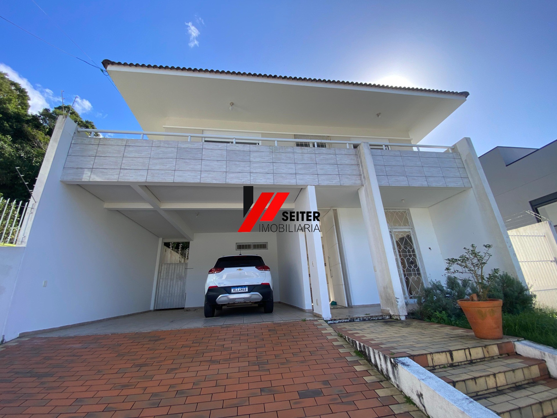 Casa de 4 suites a venda no Corrego Grande com 494m² de área total