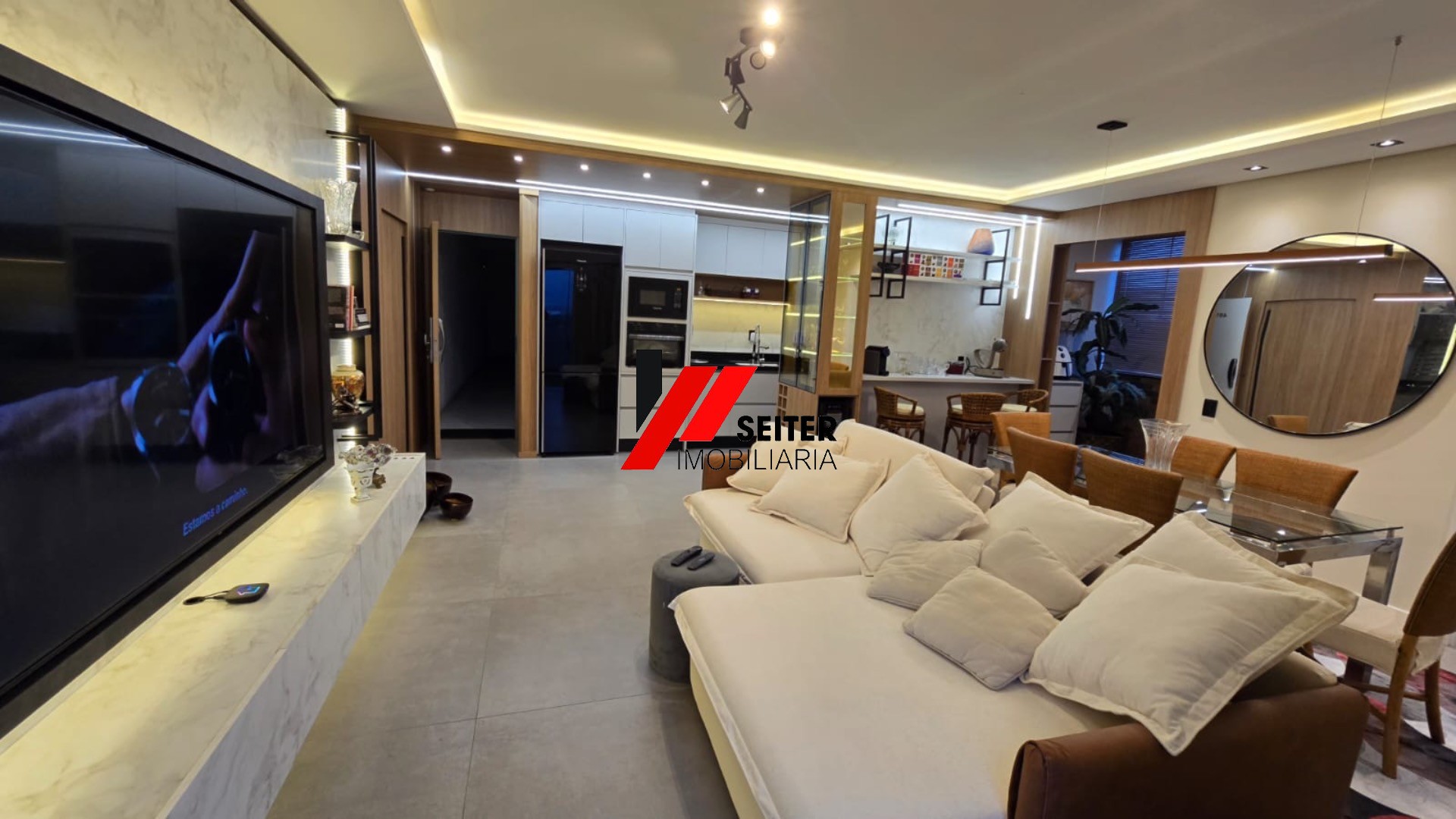 Cobertura mobiliada à venda de 240m² com 4 suítes e 5 banheiros nos Ingleses em Florianópolis
