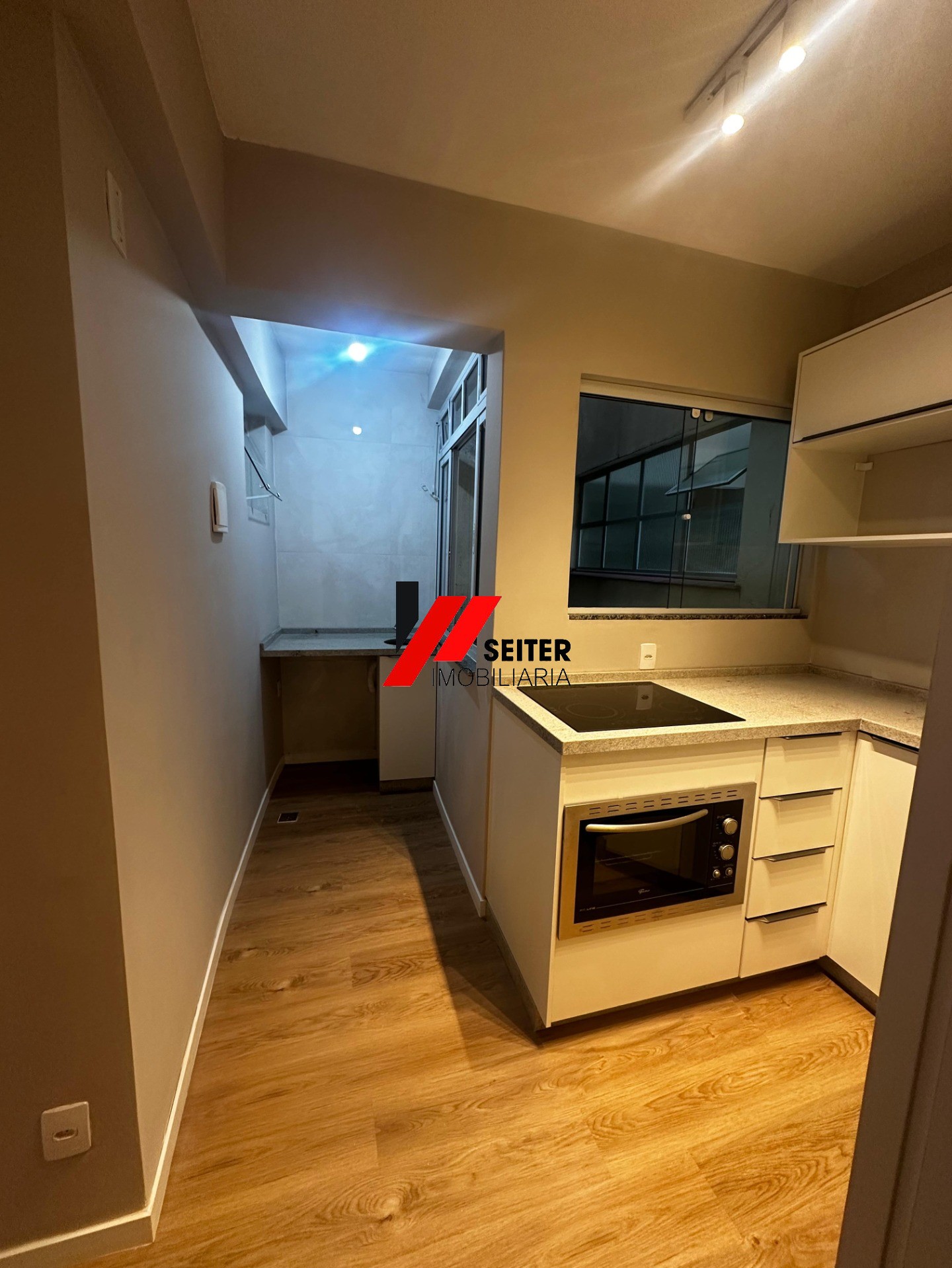 Apartamento à venda em Florianópolis-SC, Centro - 2 quartos 1 sala 1 banheiro 47,62 m² de área.