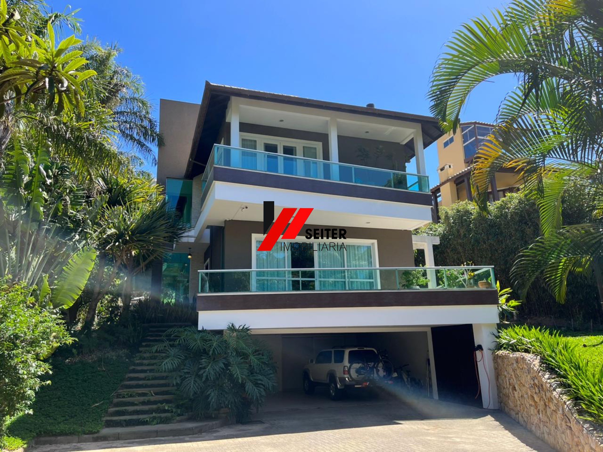 Casa à venda com 4 quartos e 6 banheiros com 346 m² na Praia Mole em Florianópolis