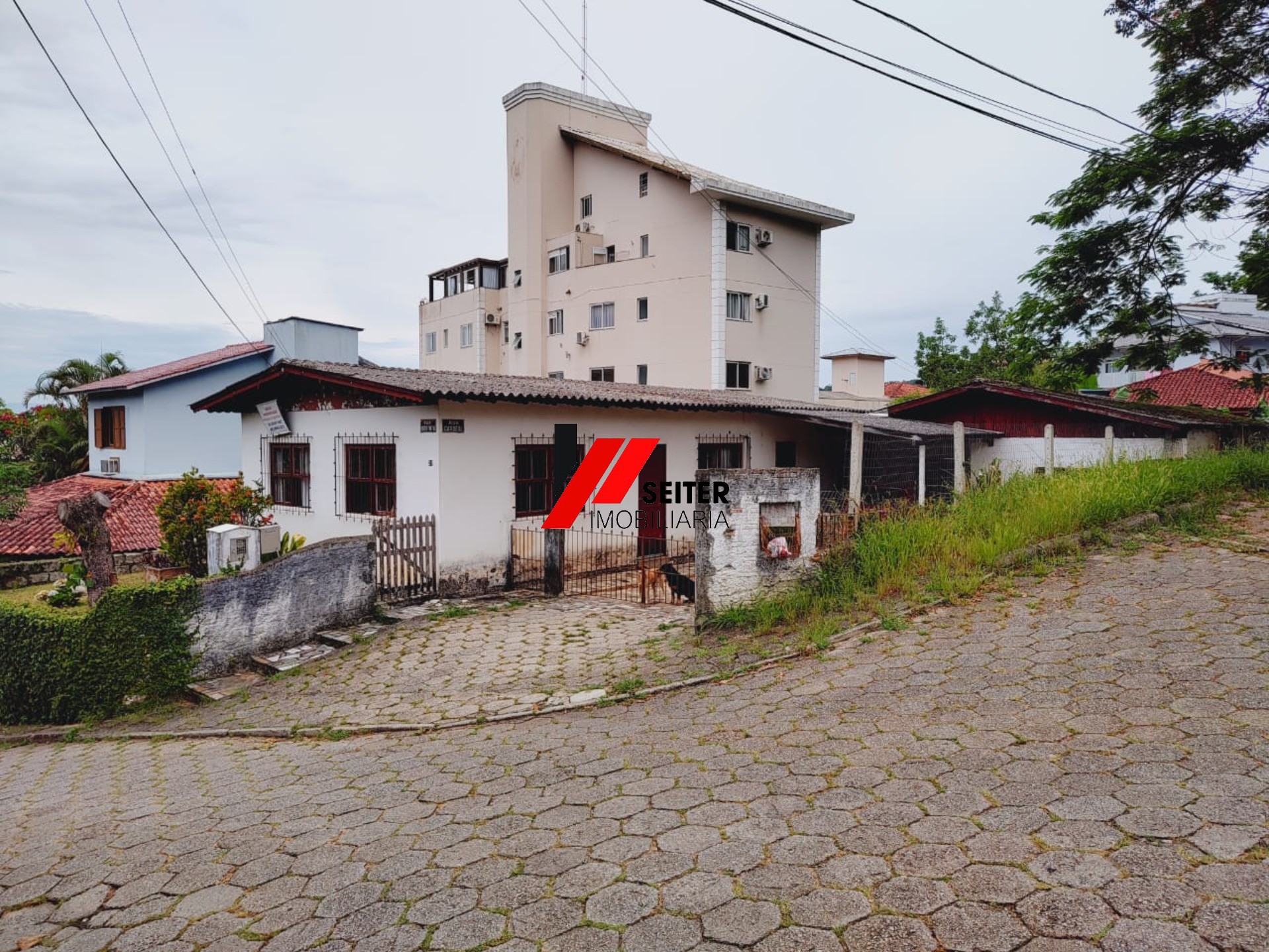 Casa a venda no saco grande as margens da SC401 terreno de 604,02M² com viabilidade de prédio.