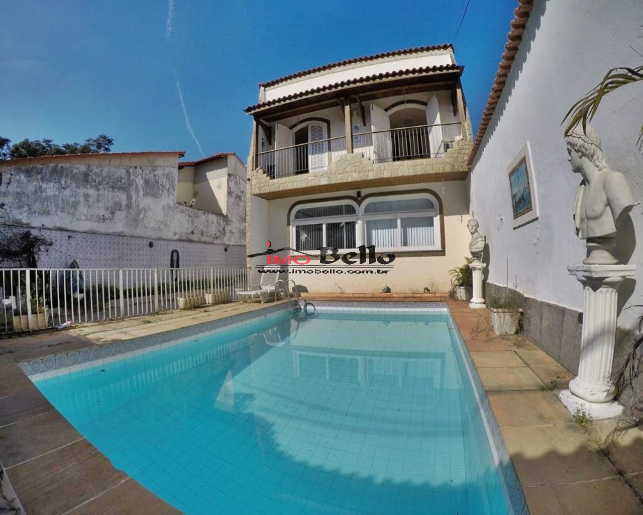 Casa de luxo em condomínio na Freguesia Jacarepaguá, RJ: 4 quartos, 1 suíte, 3 salas, 4 banheiros, 2 vagas, 226m². Venha conferir!